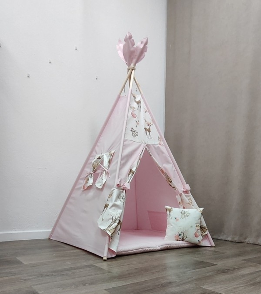Едноцветна палатка в розово с дебело килимче - 