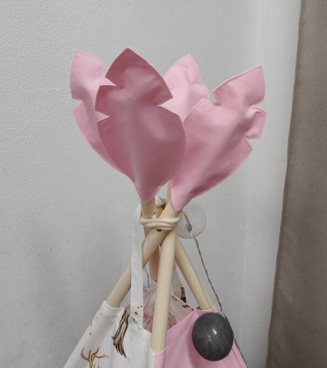 Елени в гората в розово