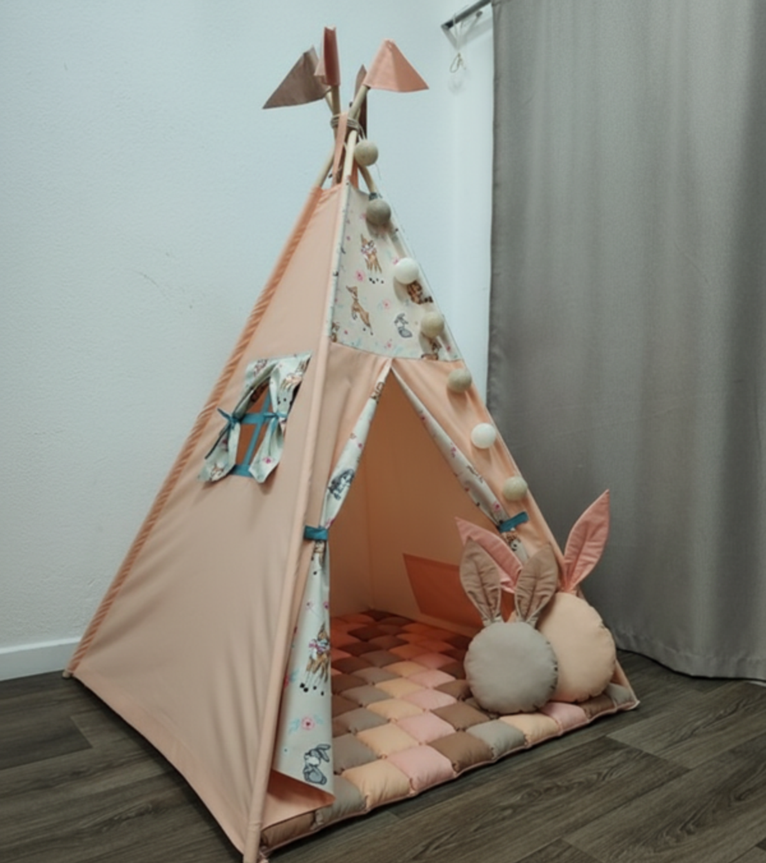 Едноцветна палатка в цвят праскова с килимче на квадратчета - 