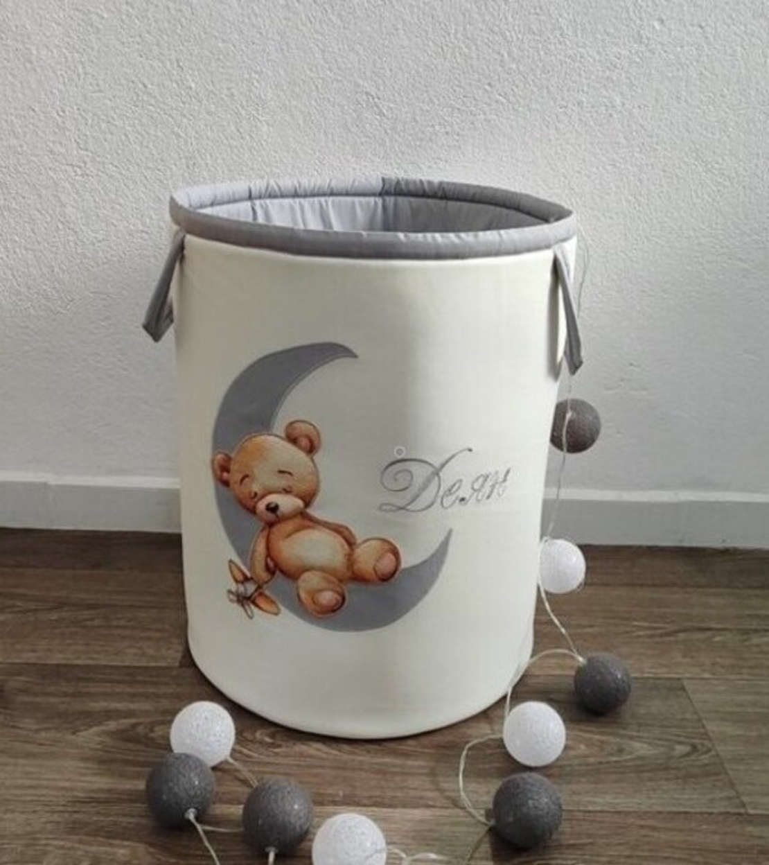 Кош за играчки  с апикация - Мече върху луна в сиво