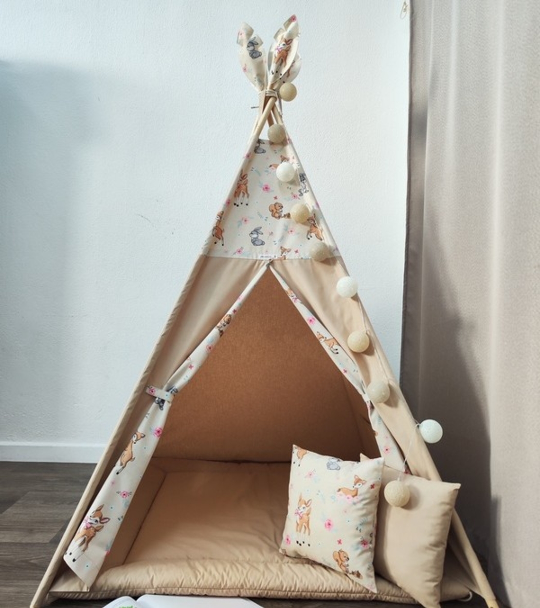 Едноцветна неутрална палатка с дебело килимче - 