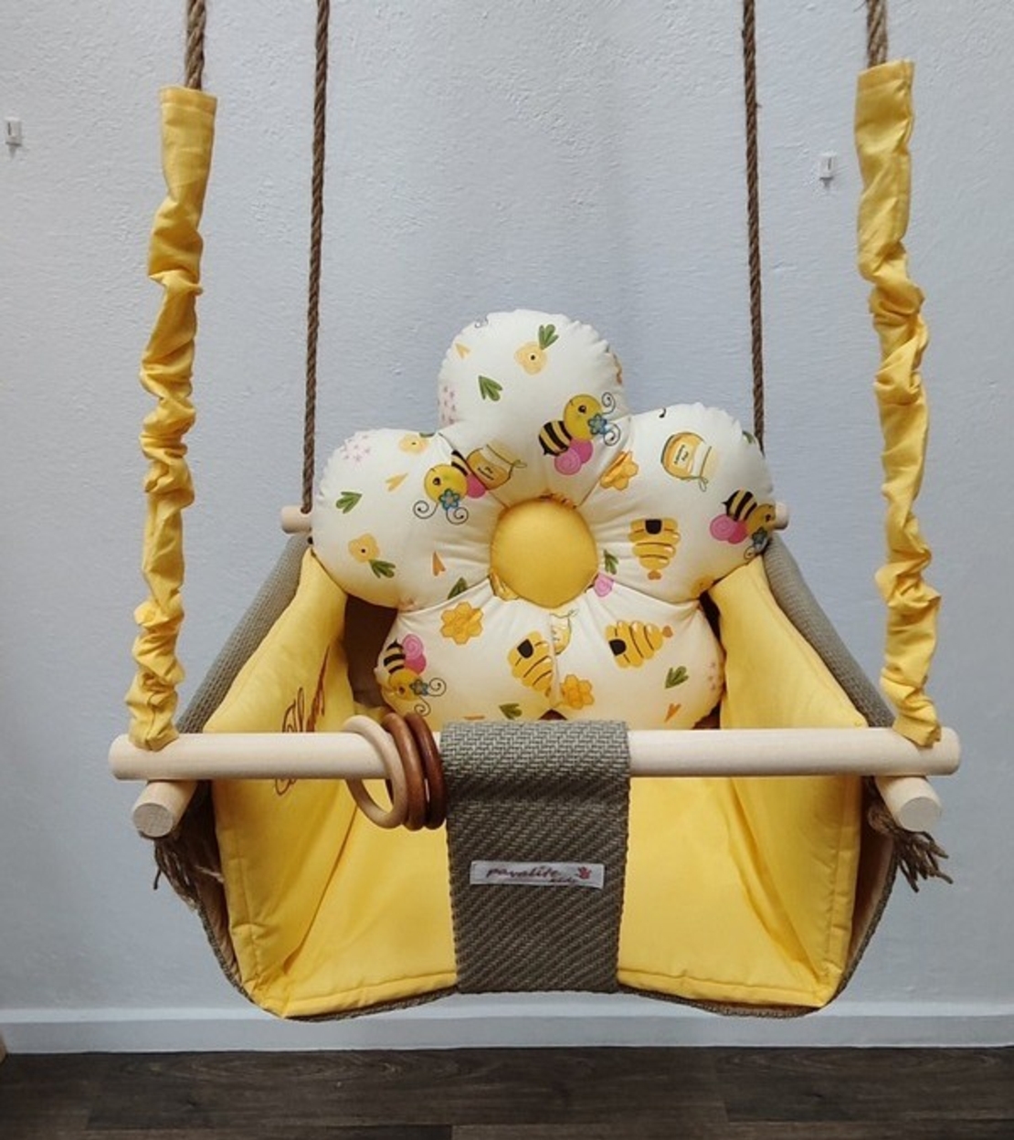 Бебеша люлка цвете - Пчелички