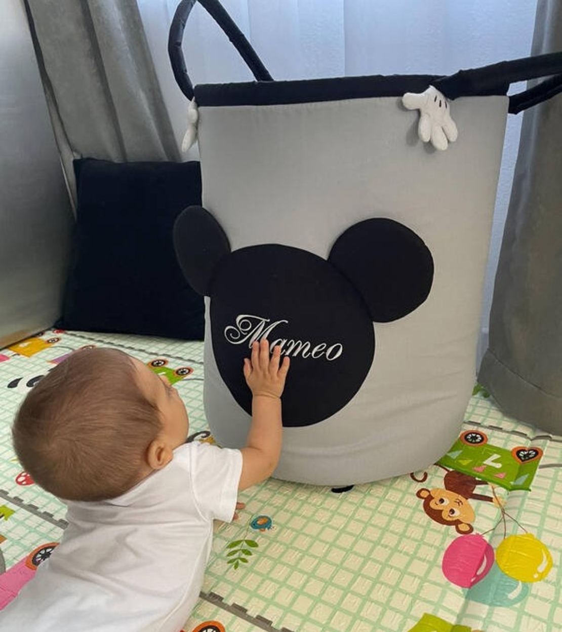 Персонализиран кош за играчки с име – Мики Маус в сиво