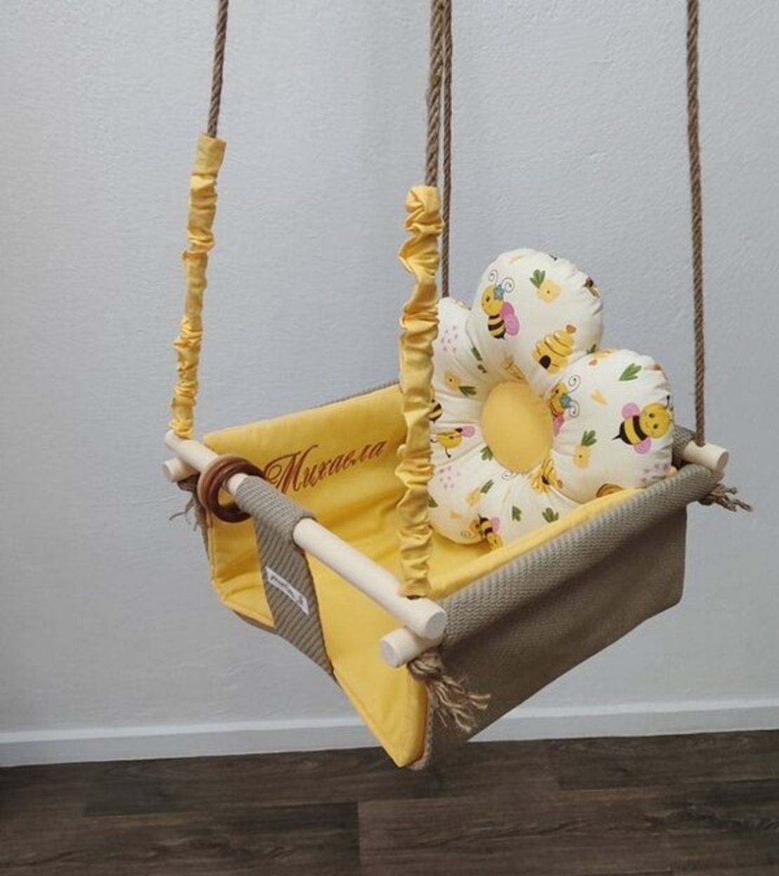 Бебеша люлка цвете - Пчелички