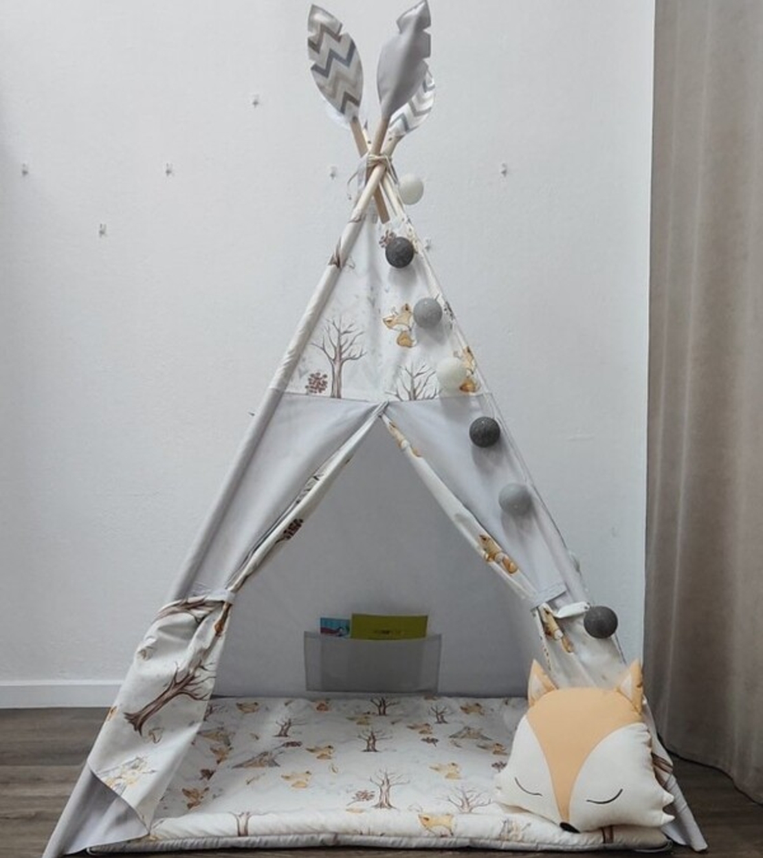 Едноцветна палатка в сиво с дебело килимче  - Лисици в гората