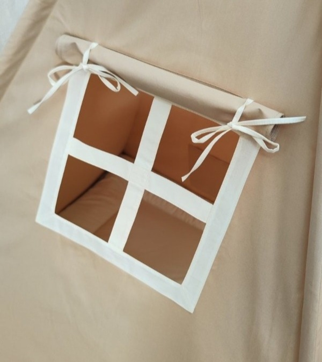 Едноцветна неутрална палатка в бежово с дебело килимче