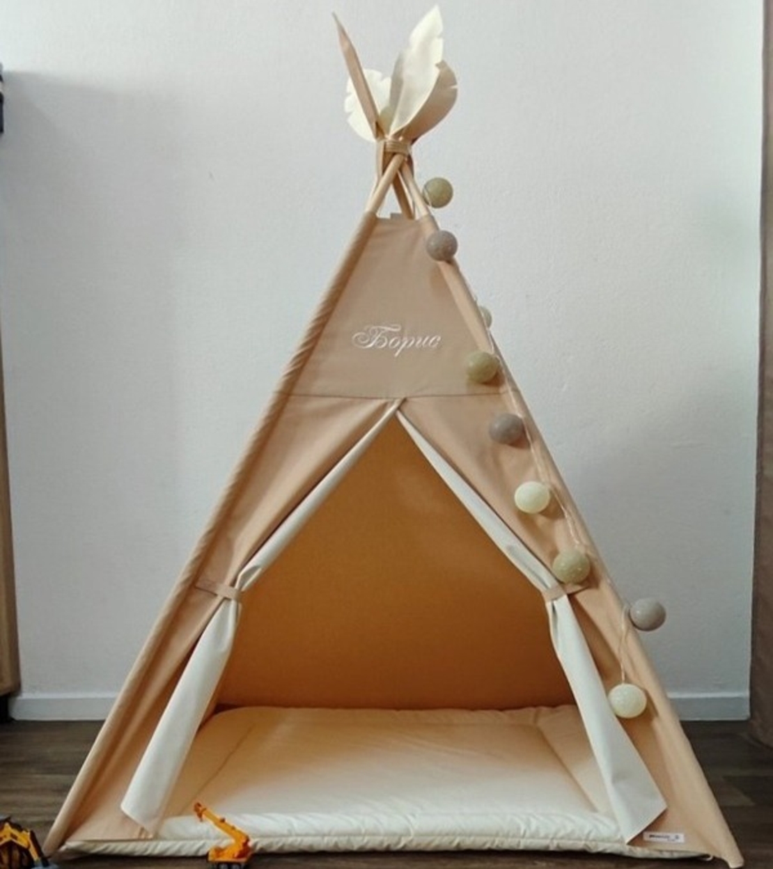 Едноцветна неутрална палатка в бежово с дебело килимче