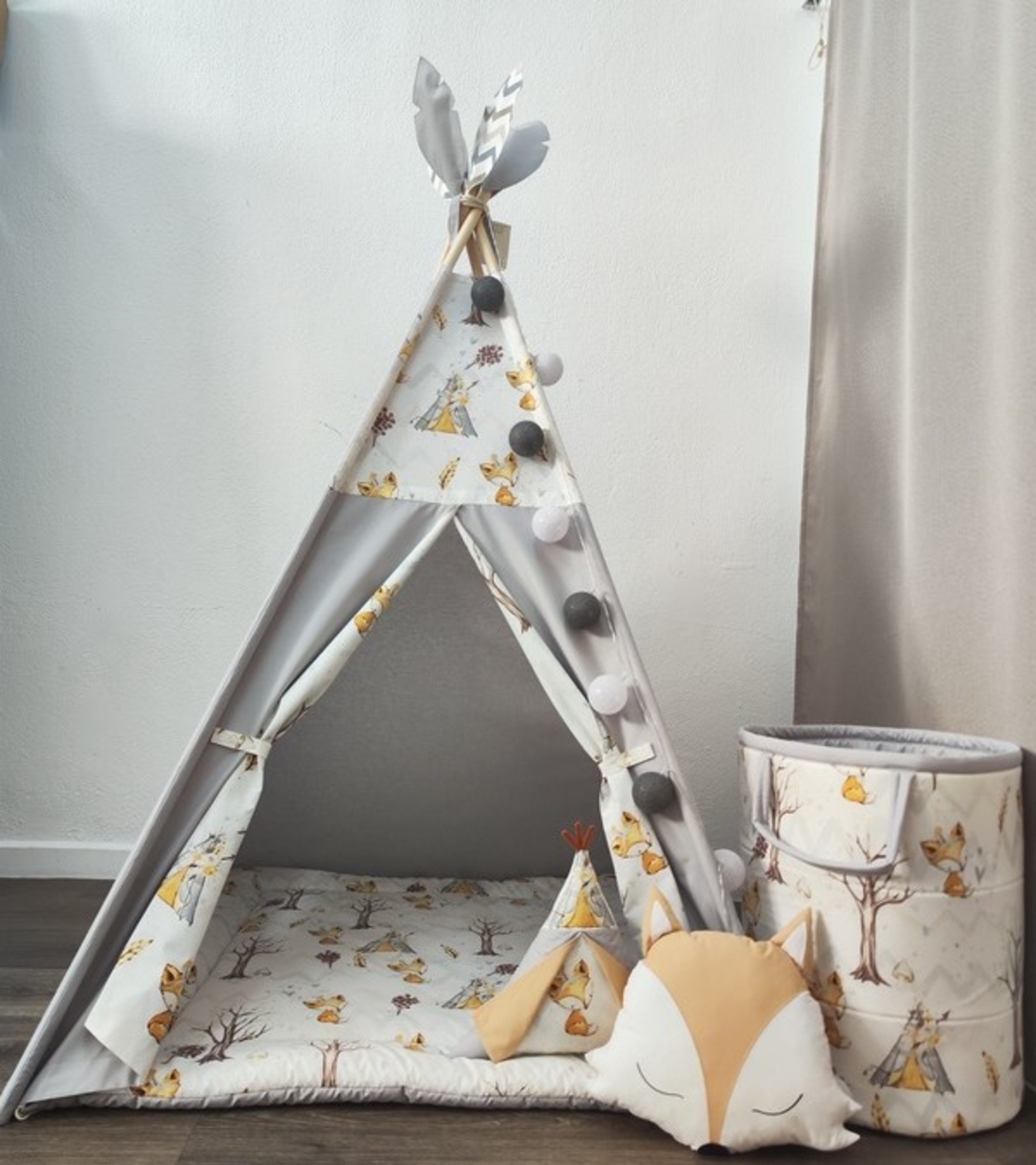 Едноцветна палатка в сиво с дебело килимче  - Лисици в гората