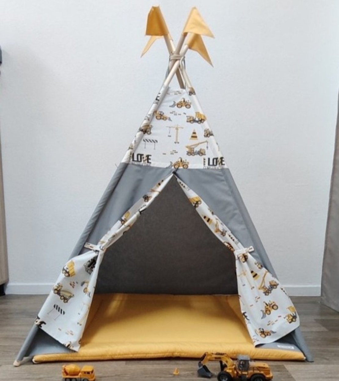 Едноцветна палатка за момче - На строежа