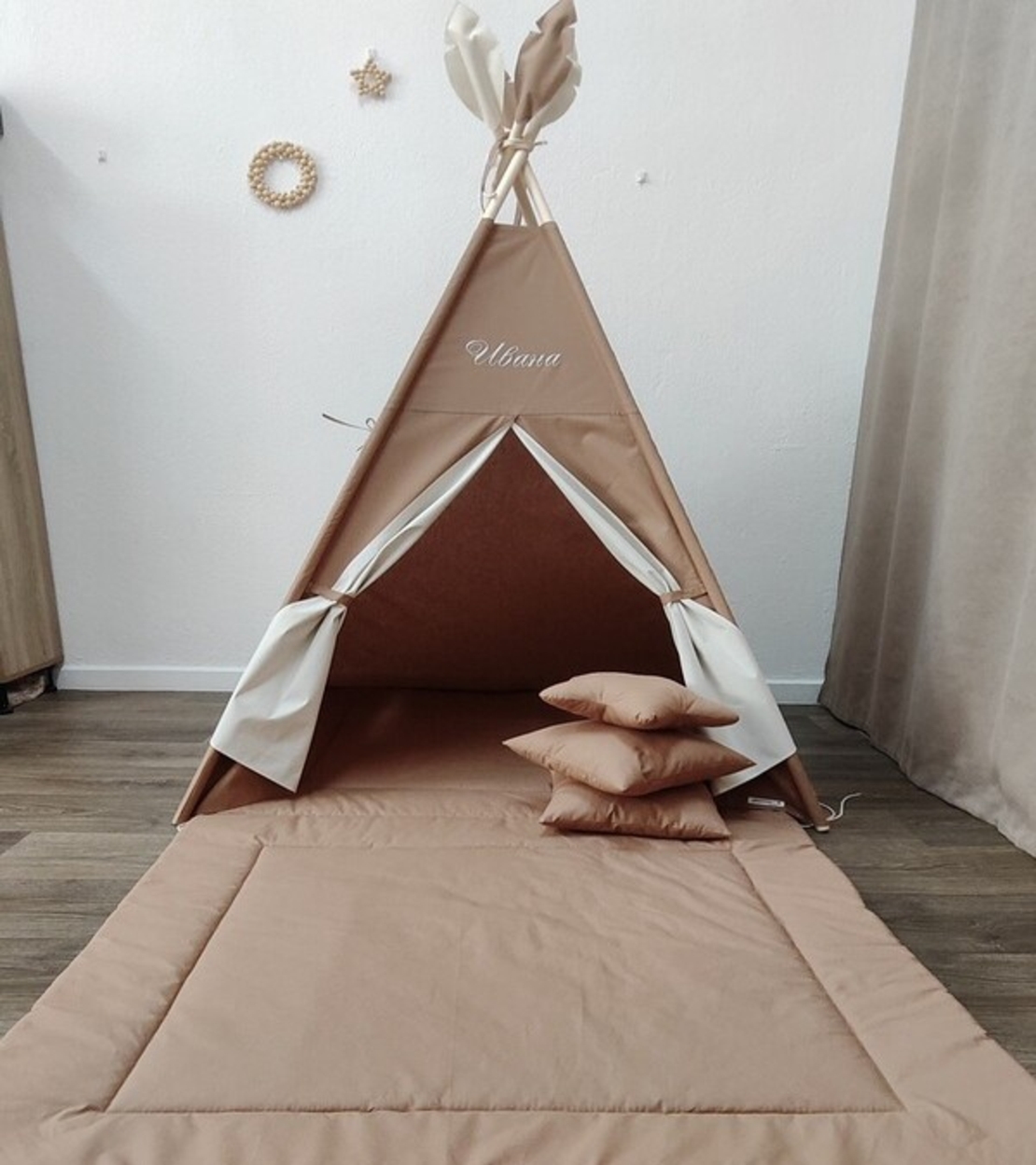 Едноцветна неутрална палатка с дълго килимче - 