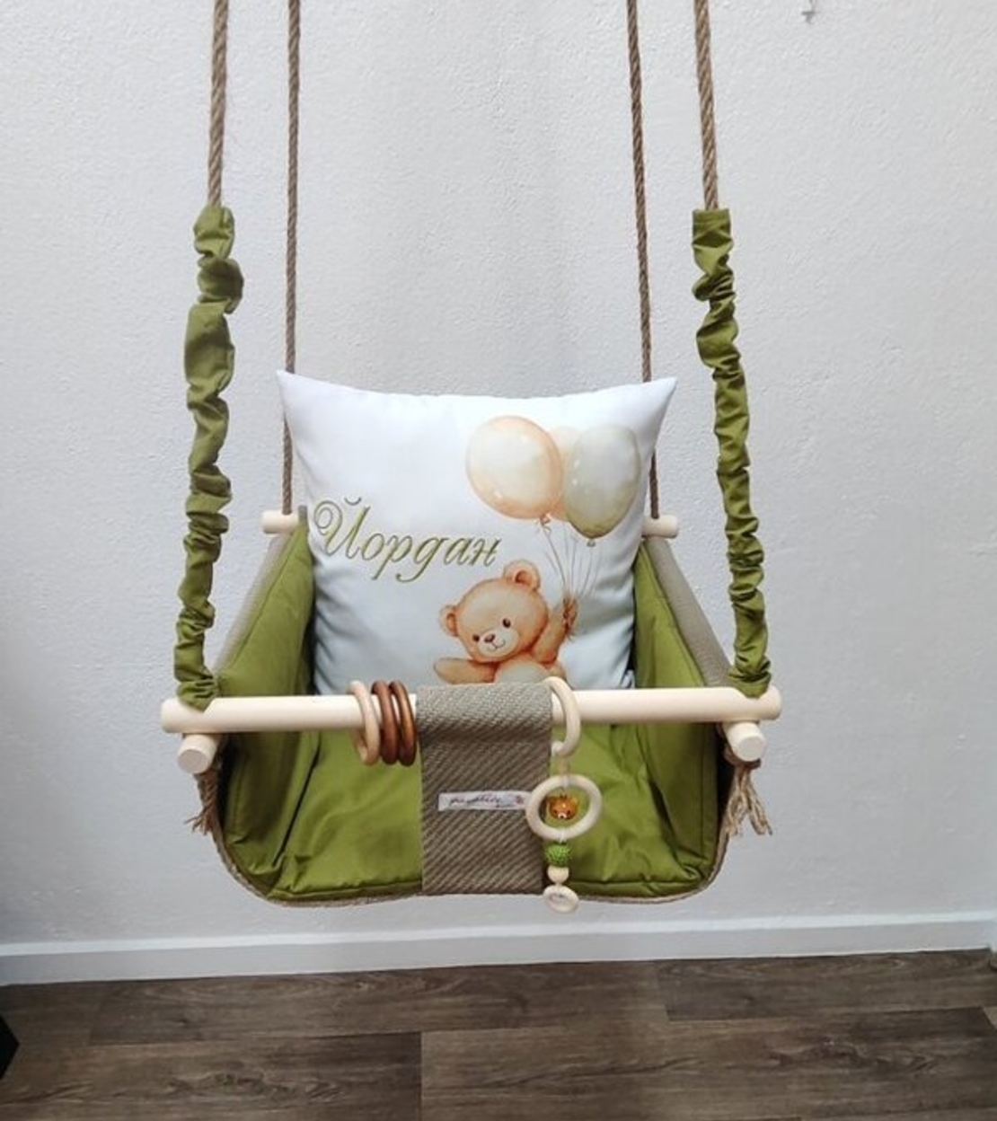 Бебешка люлка с принт на картинка - Мече с балони в пастелно зелено