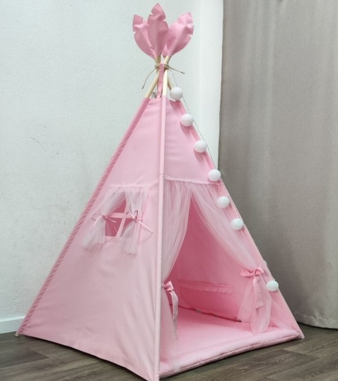 Едноцветна палатка за момиче в розово с тюл и дебело килимче
