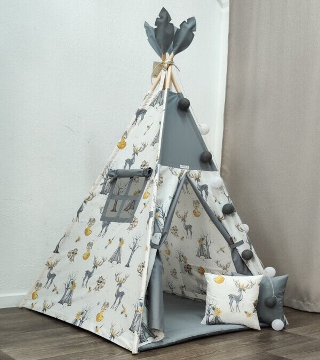 Елени в гората в сиво