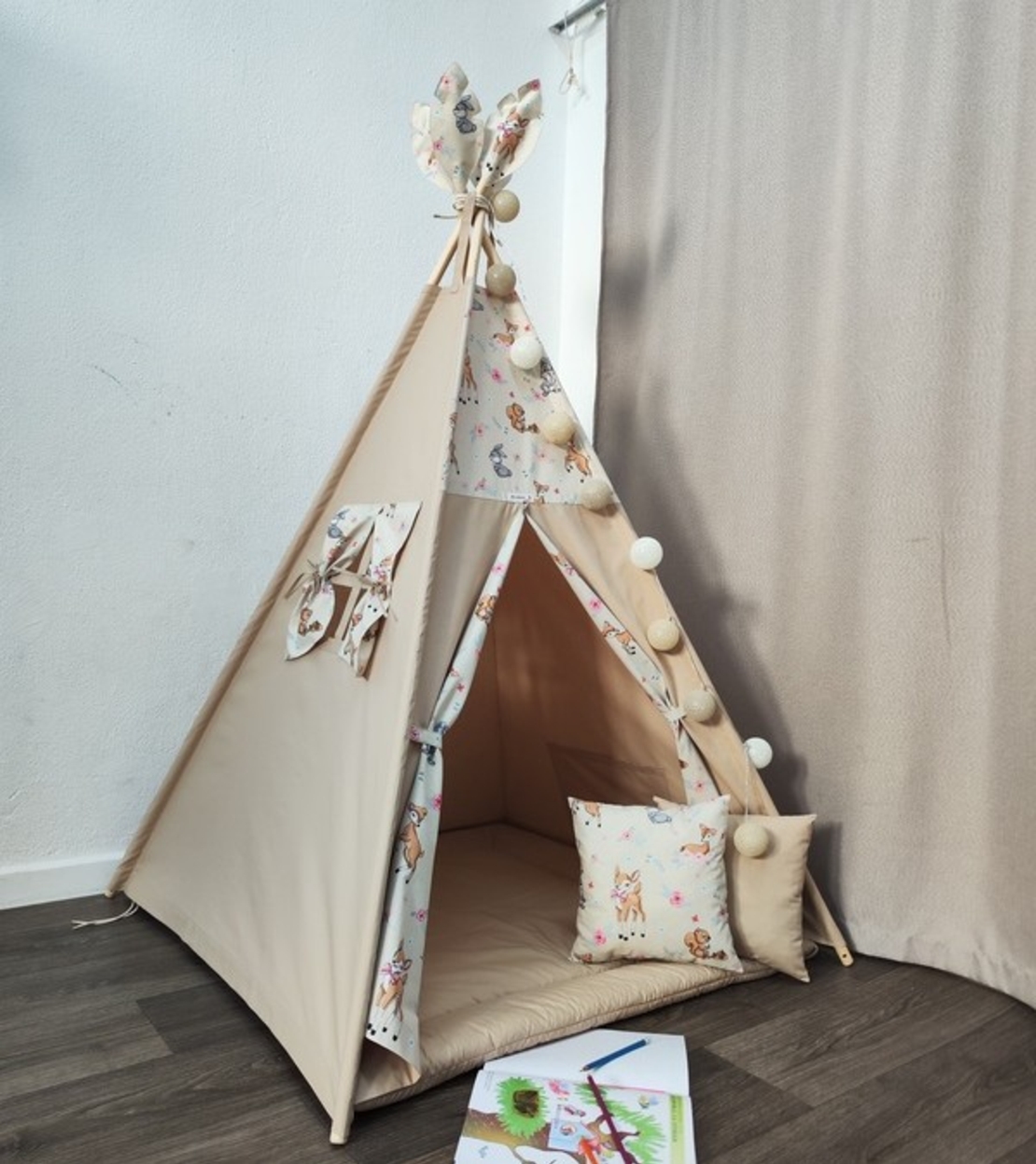 Едноцветна неутрална палатка с дебело килимче - 