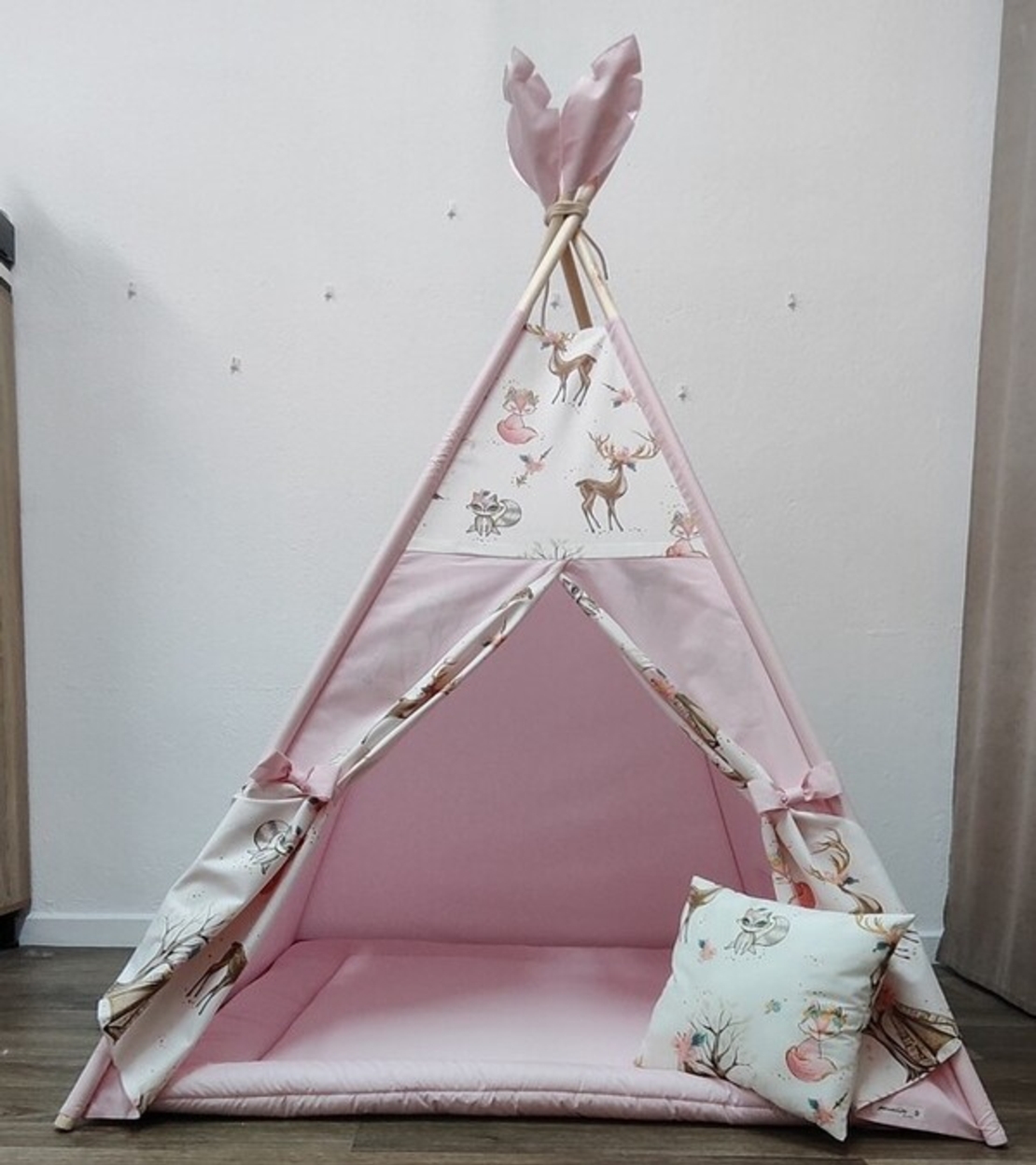 Едноцветна палатка в розово с дебело килимче - 