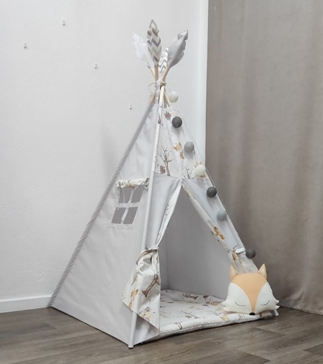 Едноцветна палатка в сиво с дебело килимче  - Лисици в гората