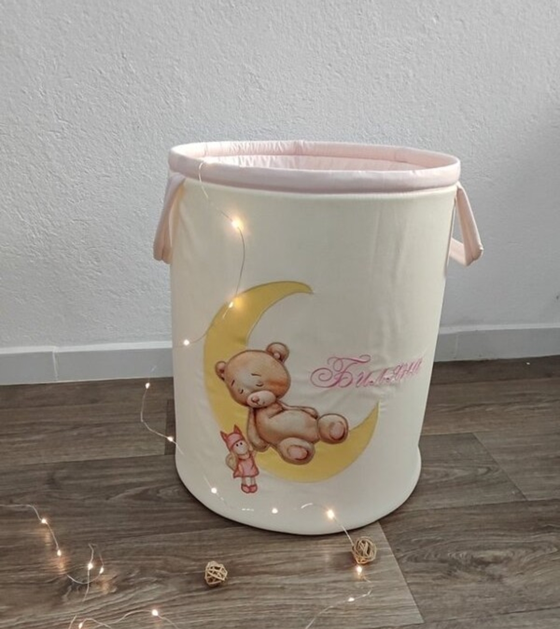 Кош за играчки  с апикация - Мече върху луна в розово