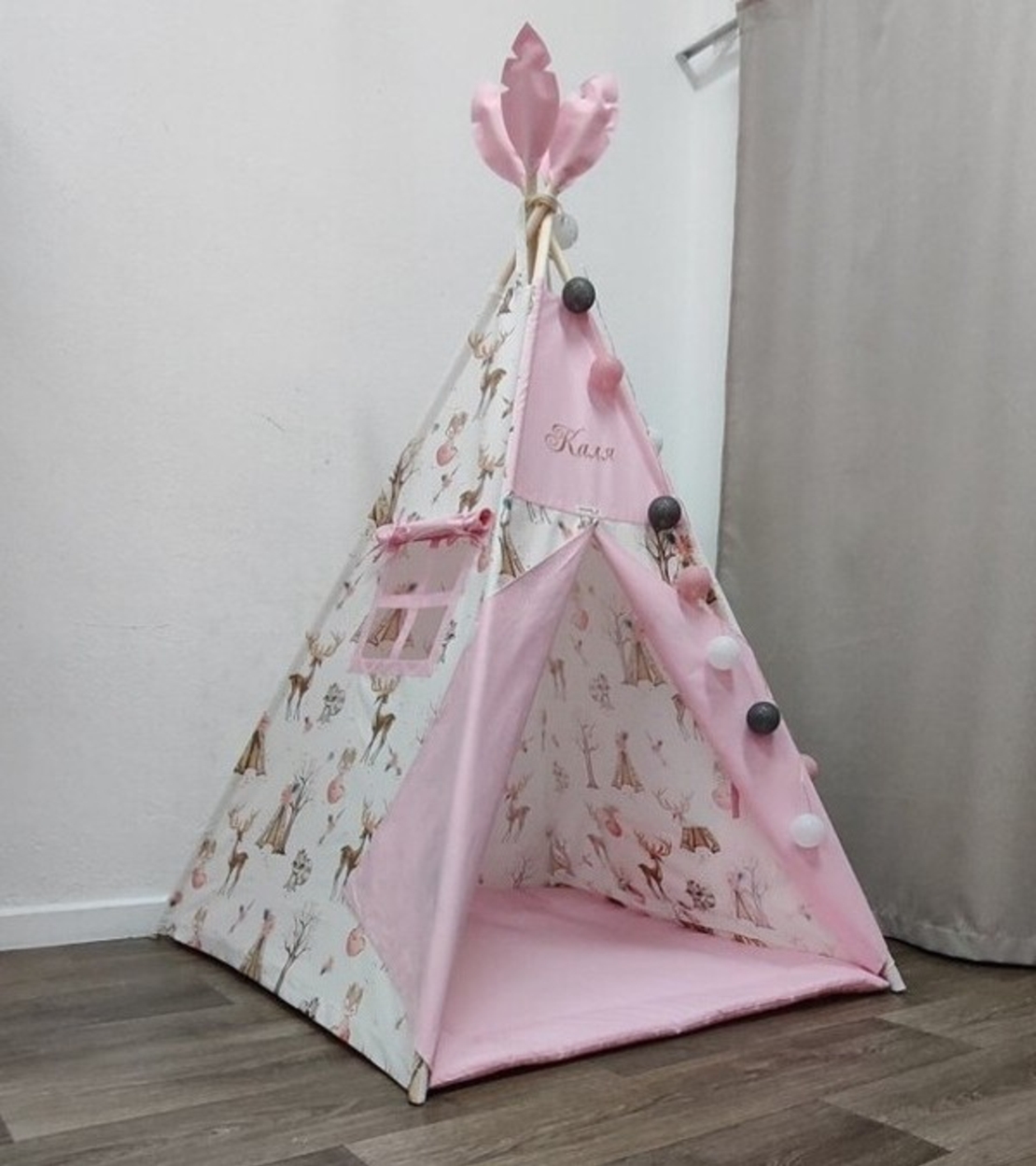 Елени в гората в розово