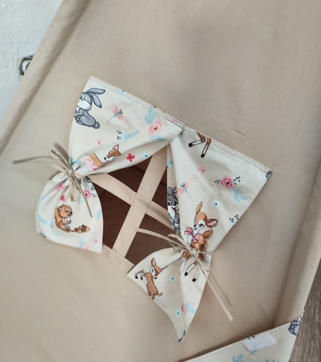 Едноцветна неутрална палатка с дебело килимче - 