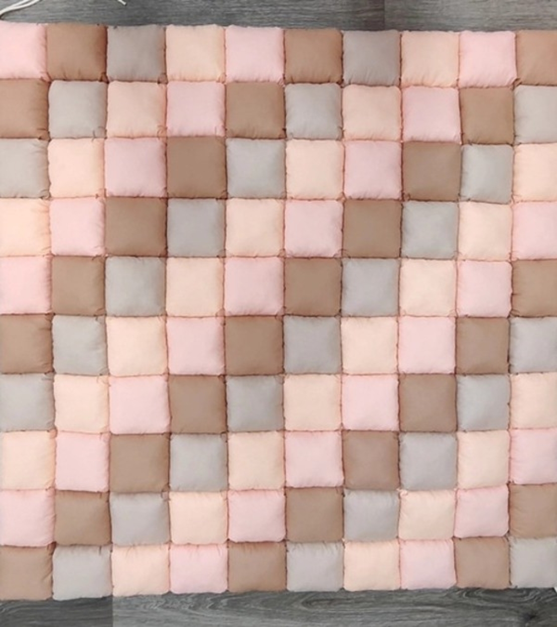 Едноцветна палатка в цвят праскова с килимче на квадратчета - 