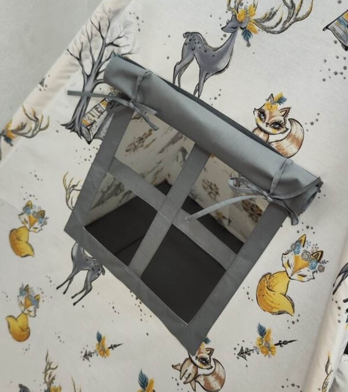 Елени в гората в сиво