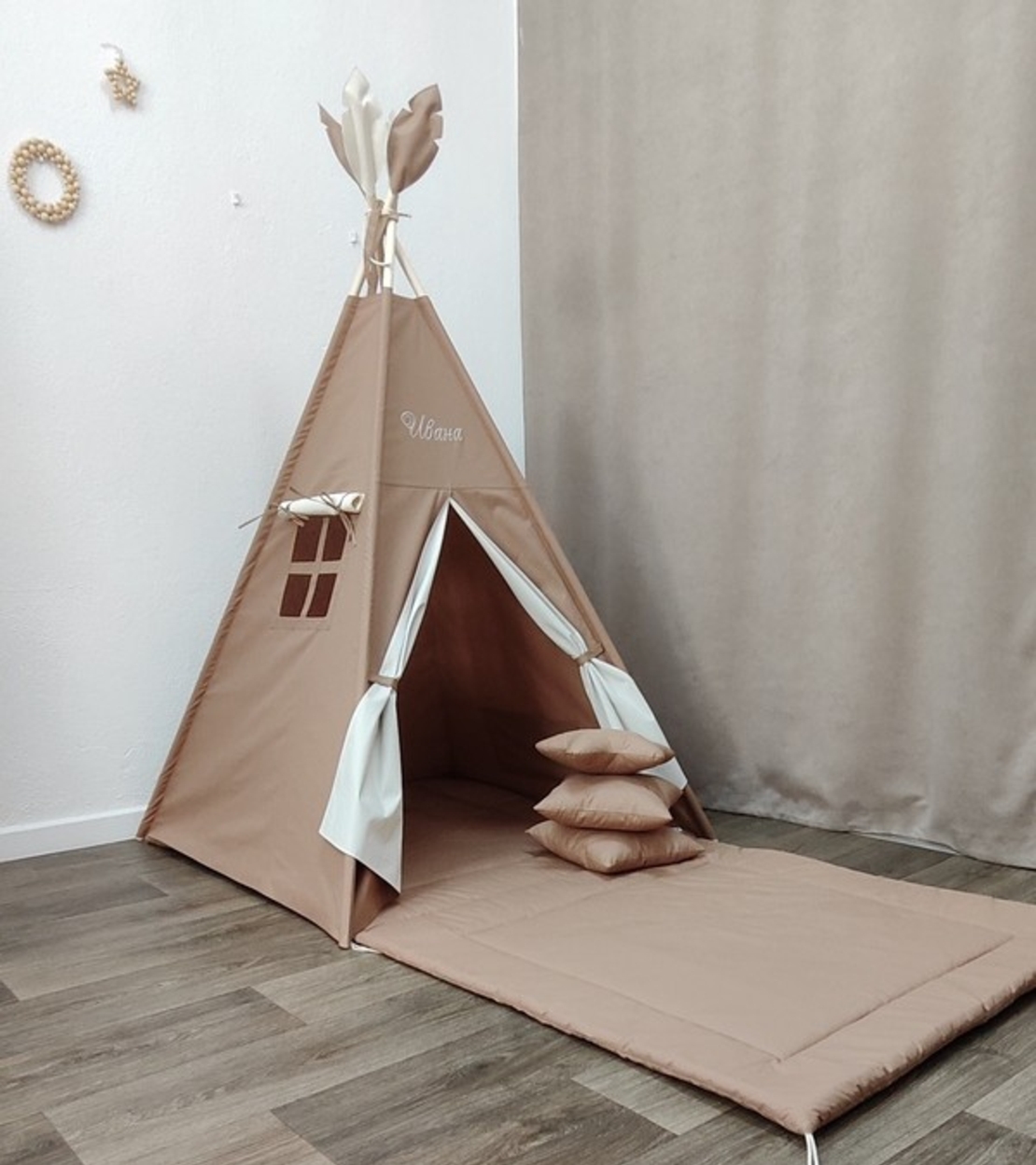 Едноцветна неутрална палатка с дълго килимче - 