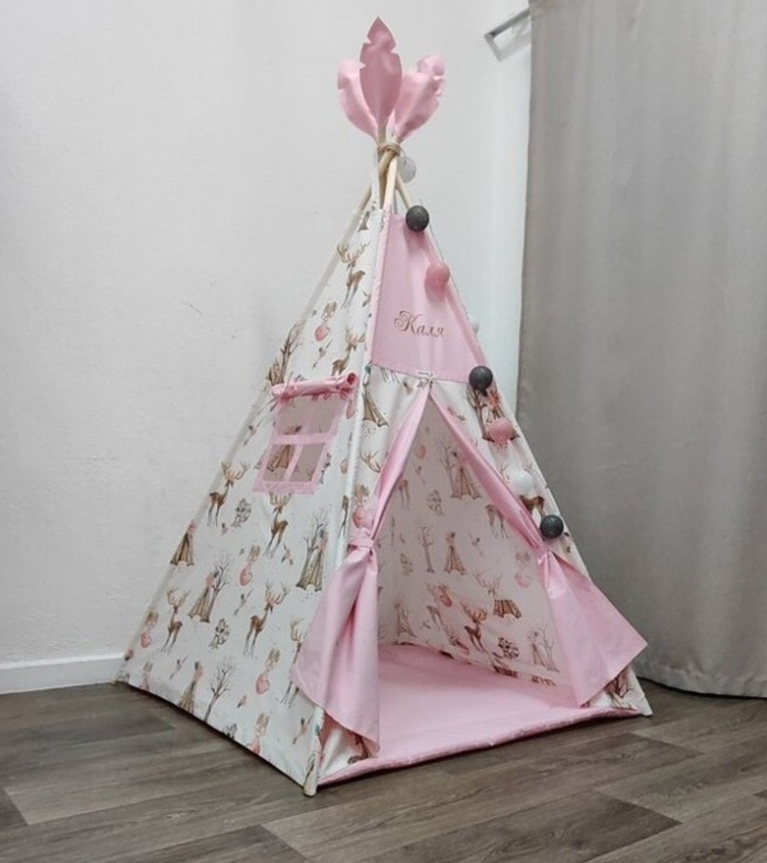 Елени в гората в розово