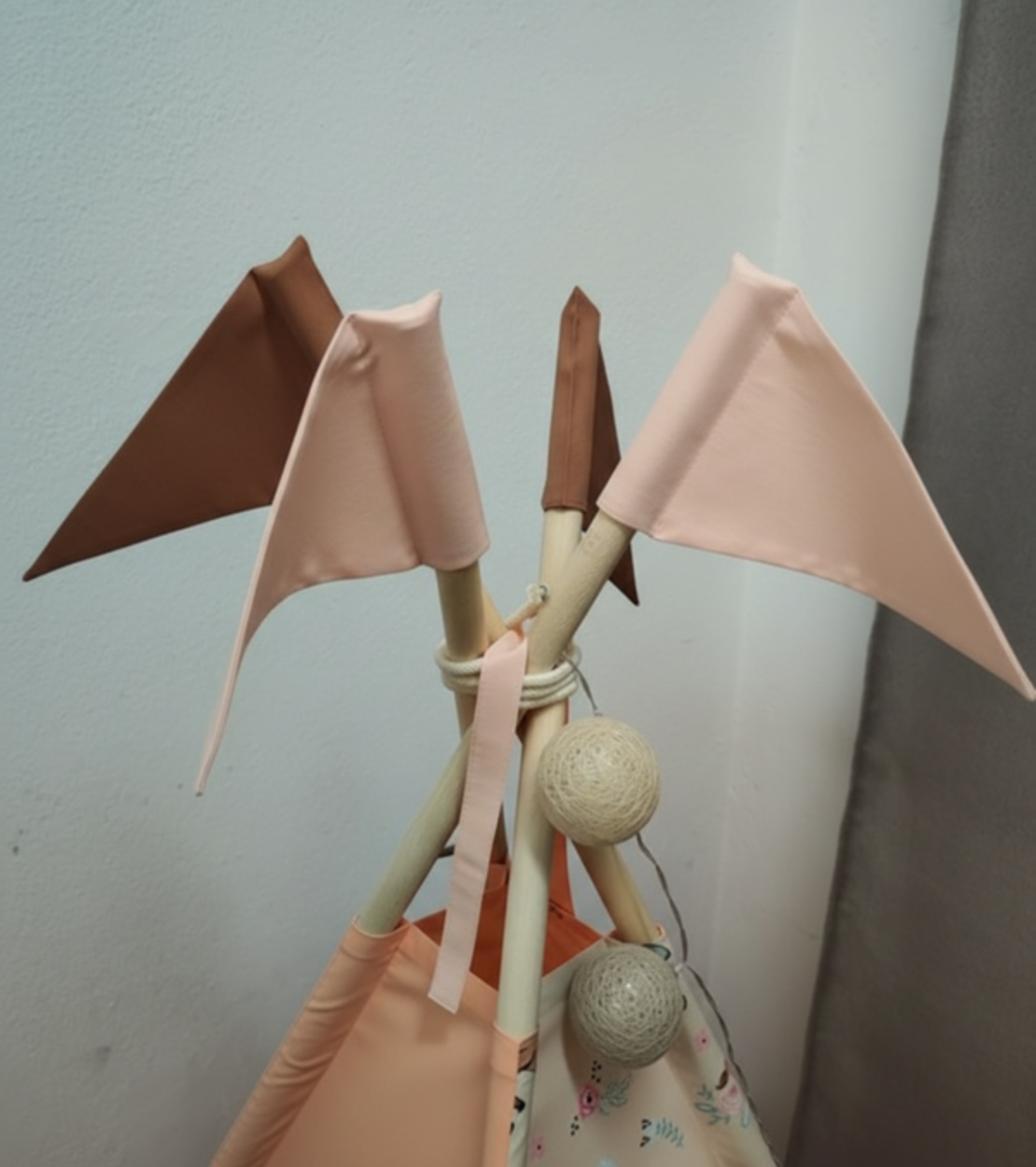 Едноцветна палатка в цвят праскова с килимче на квадратчета - 