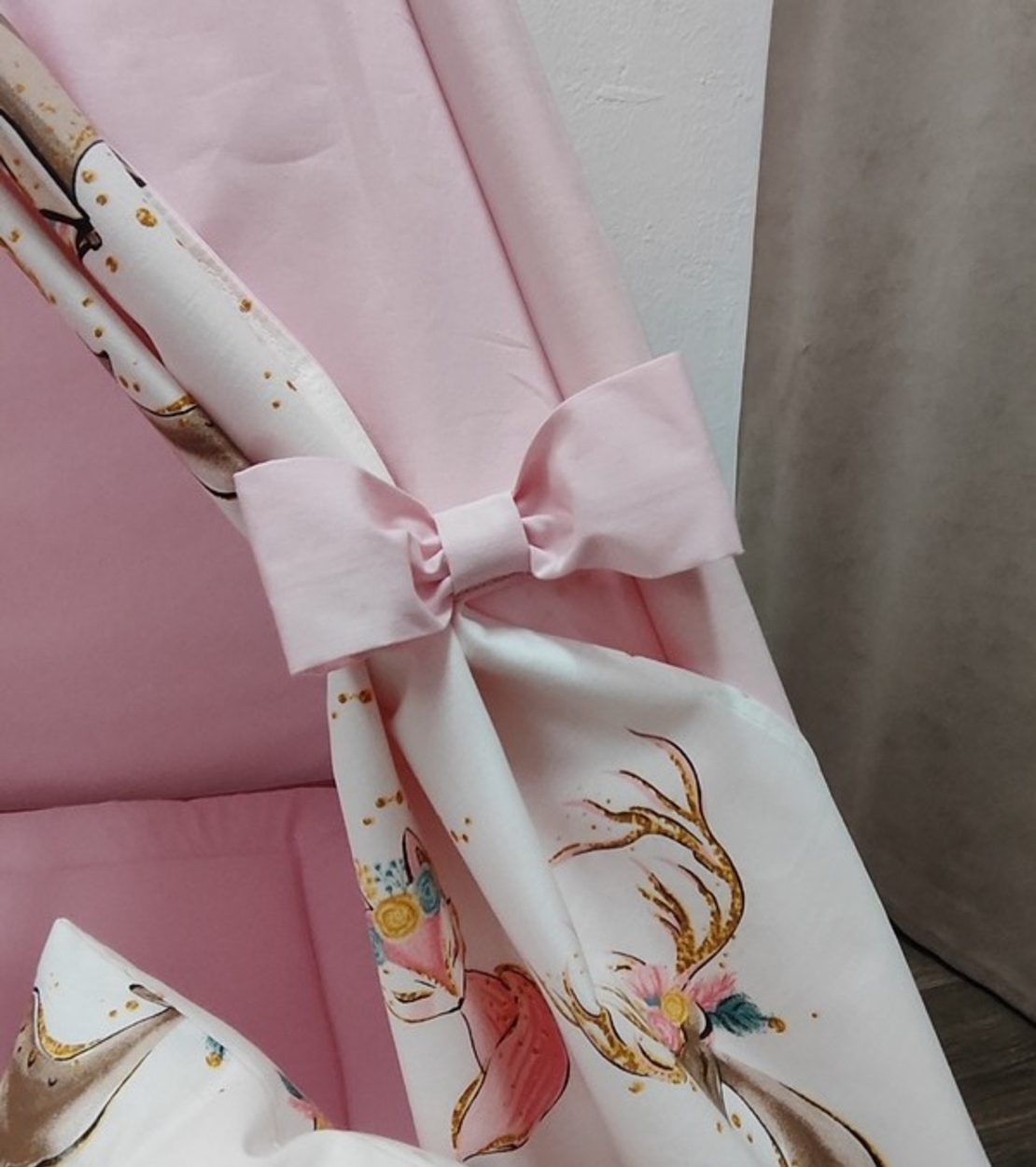 Едноцветна палатка в розово с дебело килимче - 