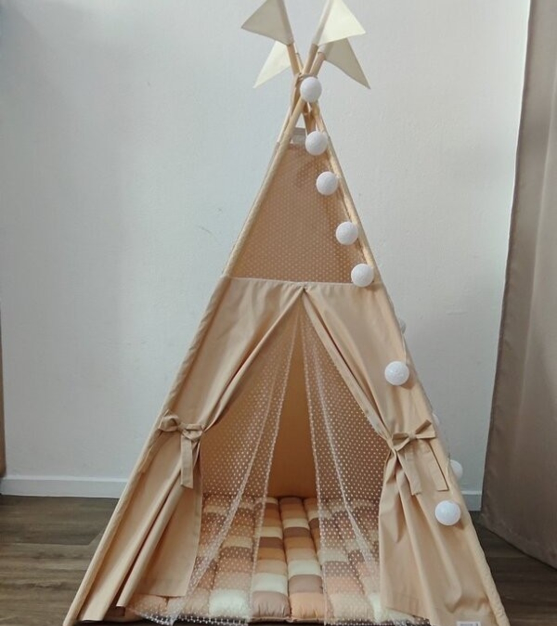 Едноцветна палатка в бежово за момиче с килимче на квадратчета - 