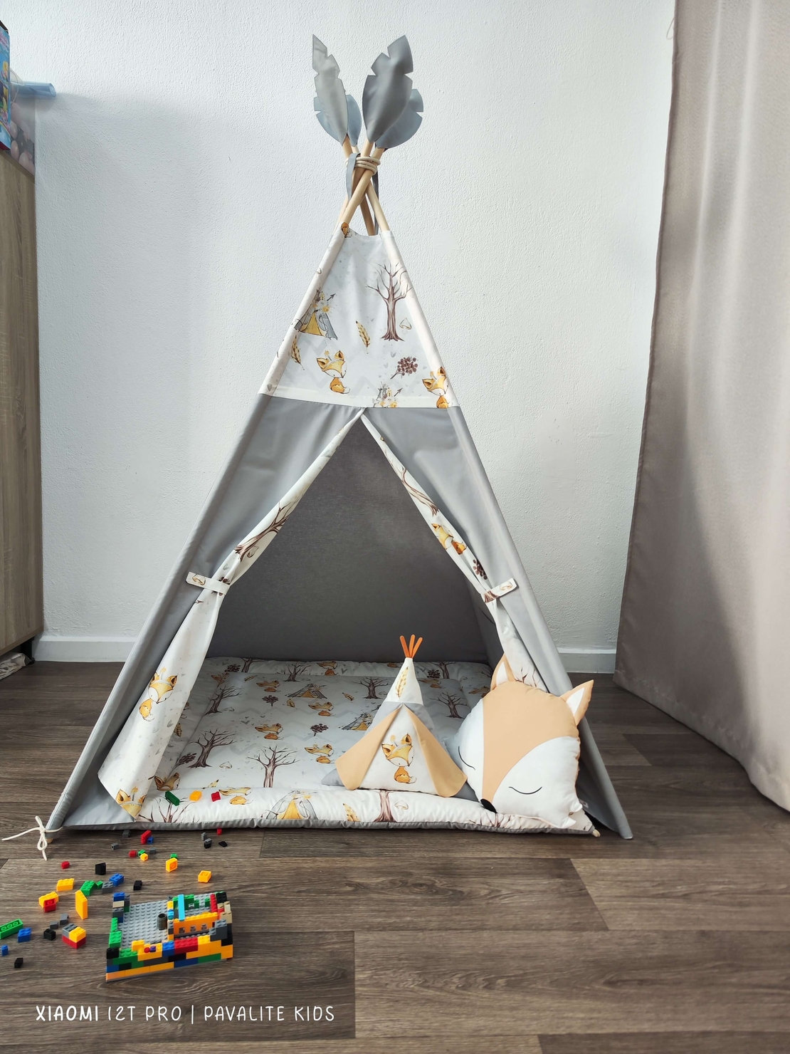 Едноцветна палатка в графитено сиво с дебело килимче  - Лисици в гората