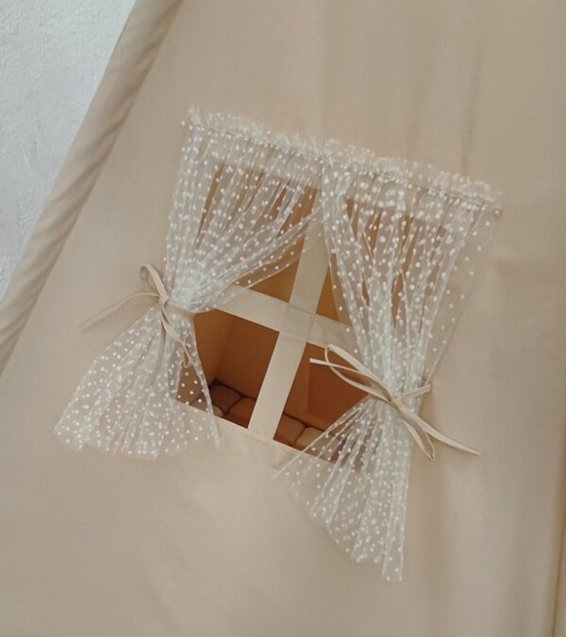 Едноцветна палатка в бежово за момиче с килимче на квадратчета - 