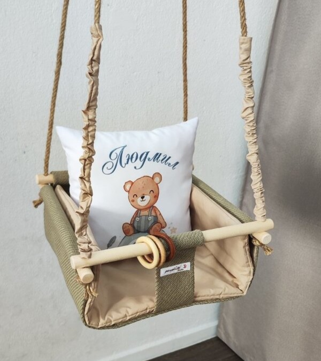 Бебешка люлка с принт на картинка - Мече върху дъга в бежово