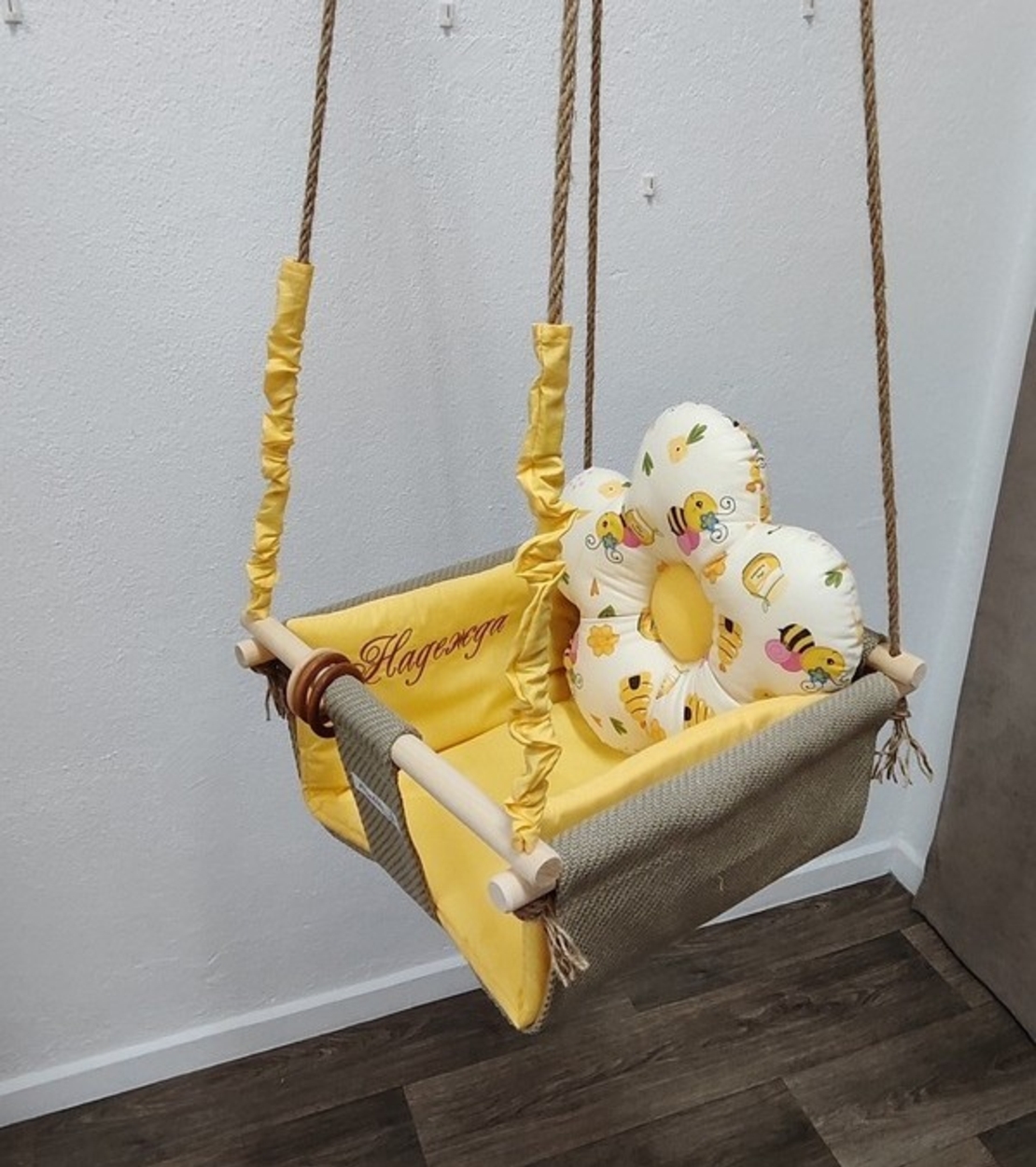 Бебеша люлка цвете - Пчелички