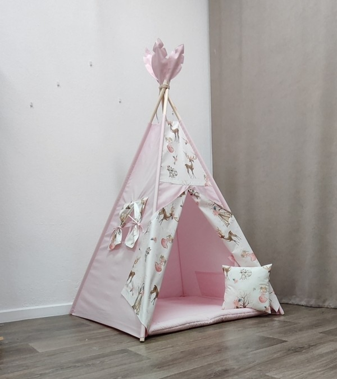 Едноцветна палатка в розово с дебело килимче - 