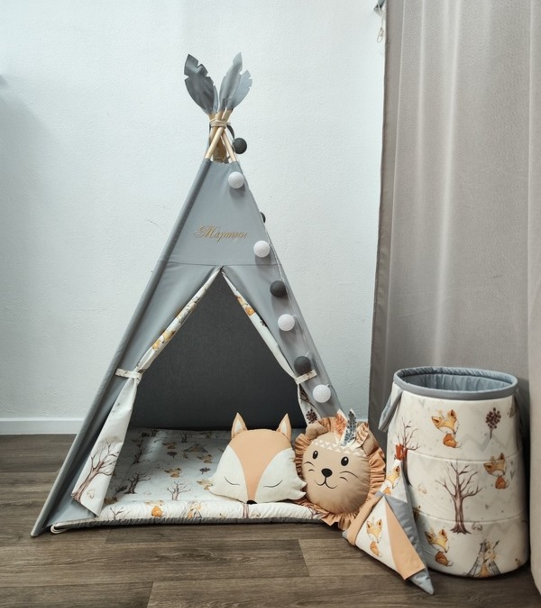 Едноцветна палатка в графитено сиво с дебело килимче  - Лисици в гората