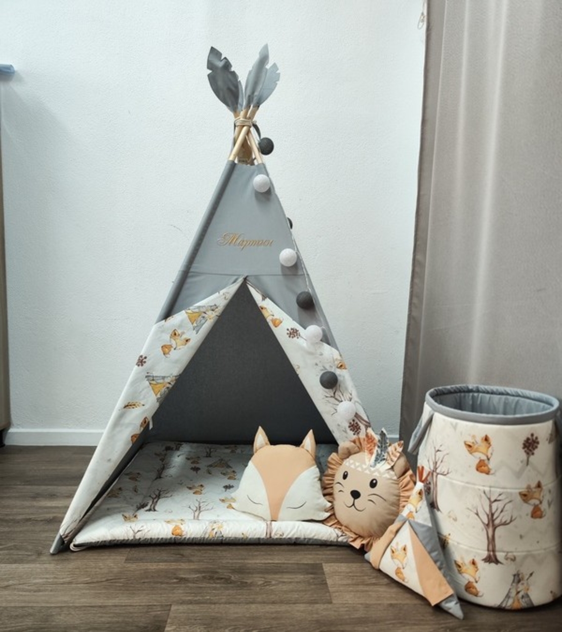 Едноцветна палатка в графитено сиво с дебело килимче  - Лисици в гората