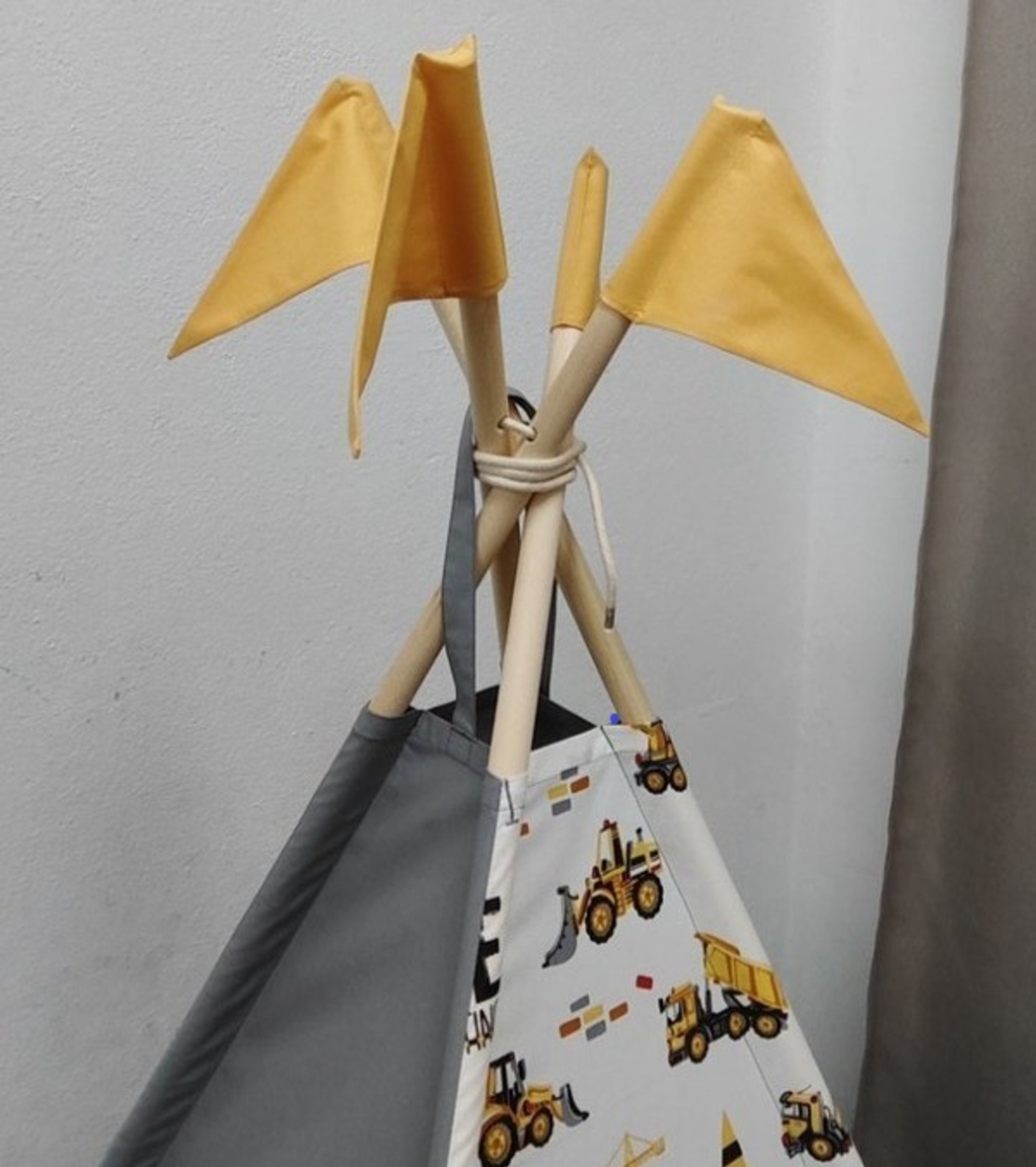 Едноцветна палатка за момче - На строежа