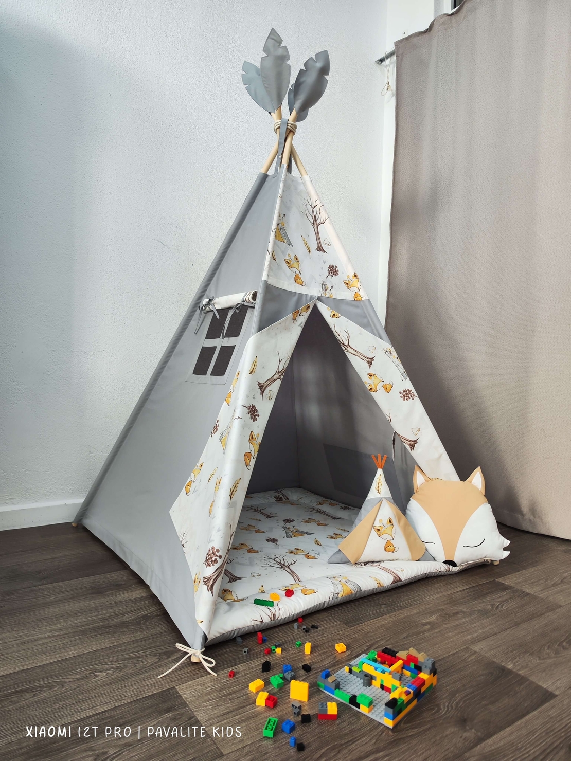 Едноцветна палатка в графитено сиво с дебело килимче  - Лисици в гората