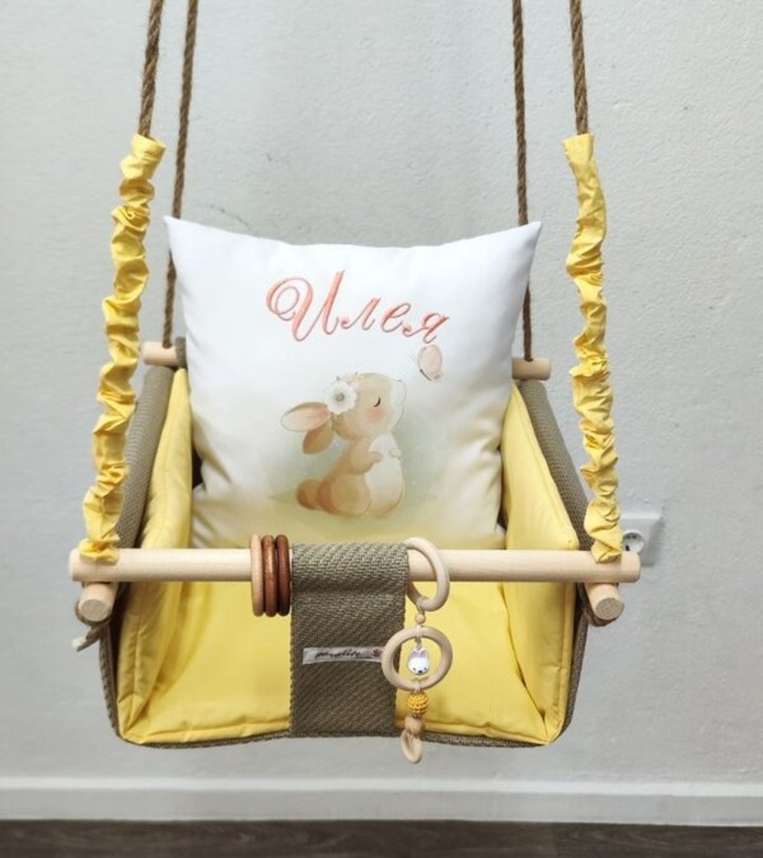 Бебешка люлка с принт на картинка - Зайче с пеперуда в жълто
