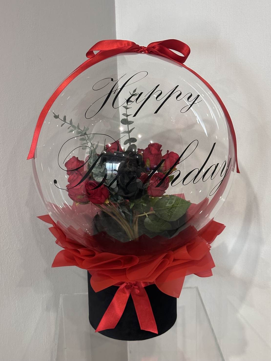 Кристален балон с черно червени рози