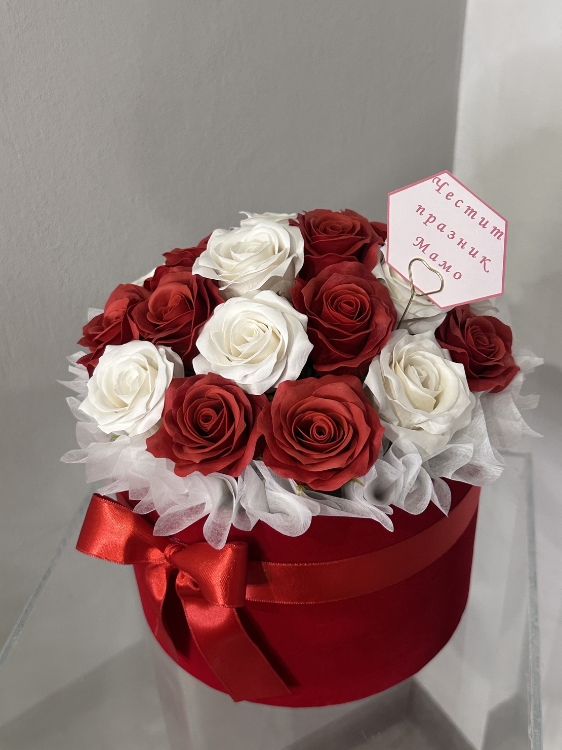 Рози от пластичен сапун в луксозна кутия черно с бяло