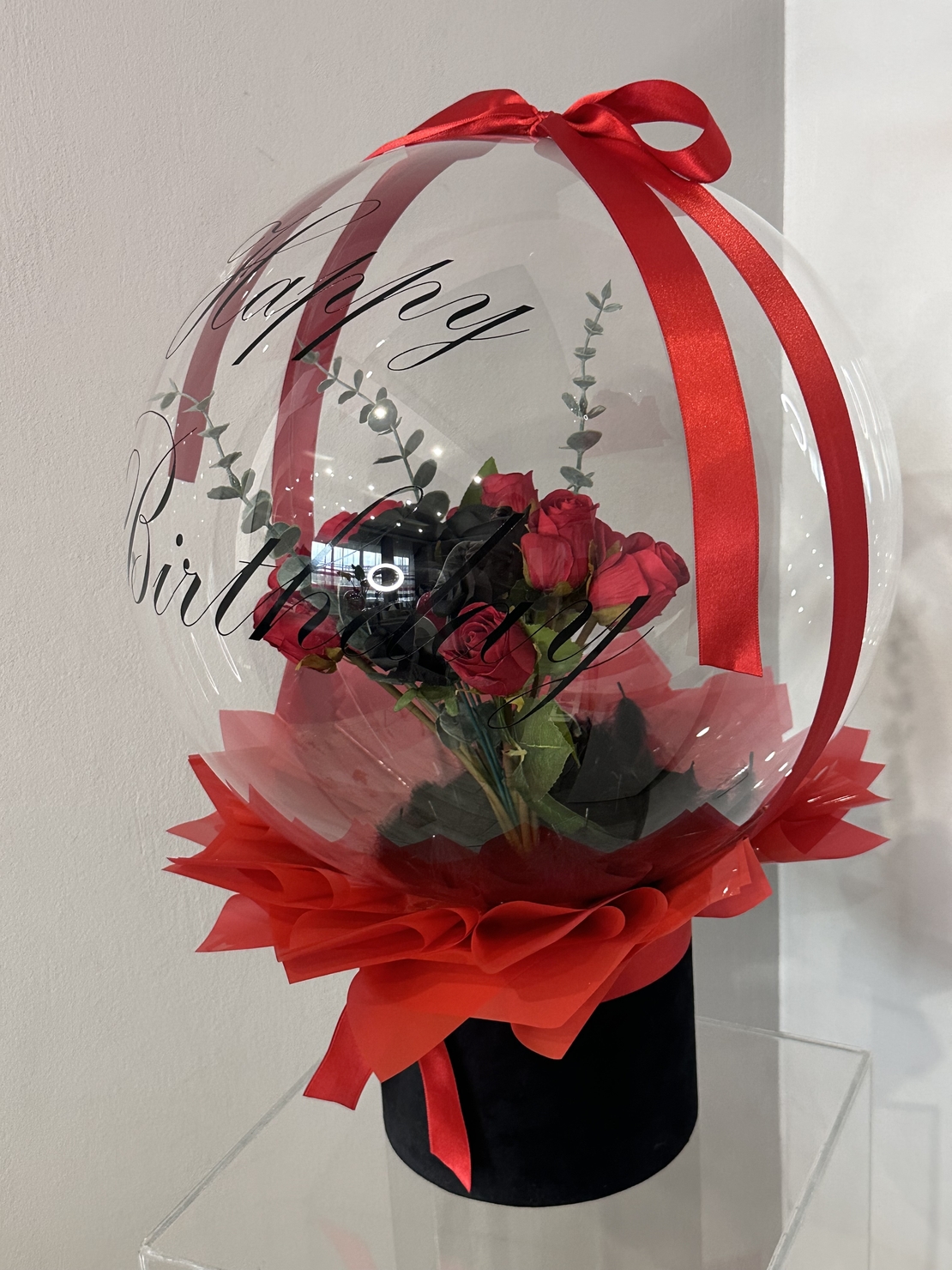 Кристален балон с черно червени рози