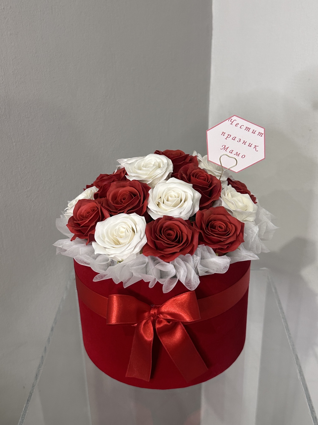 Рози от пластичен сапун в луксозна кутия черно с бяло