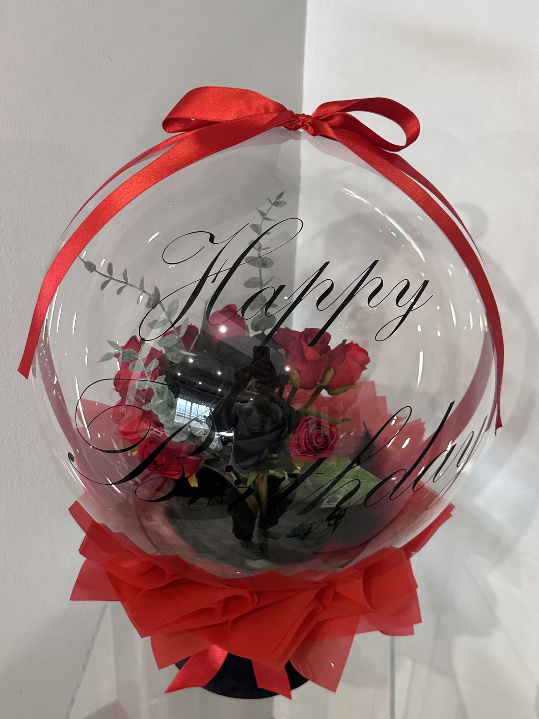 Кристален балон с черно червени рози