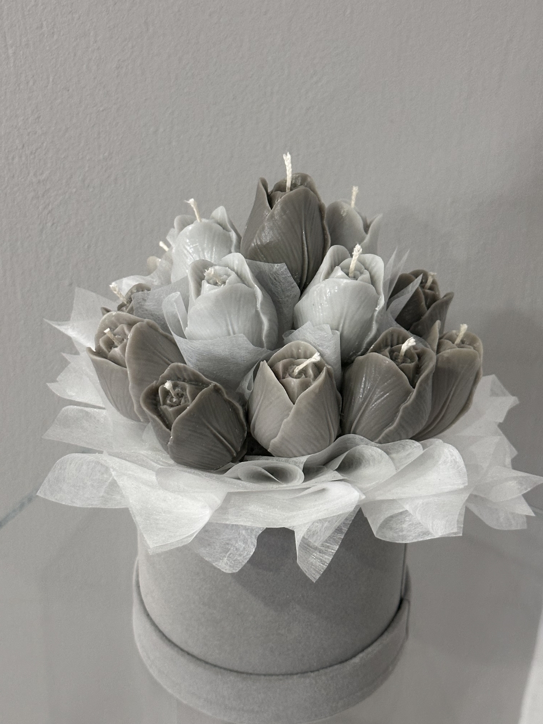 Соеви свещи в кутия в сиво и бяло