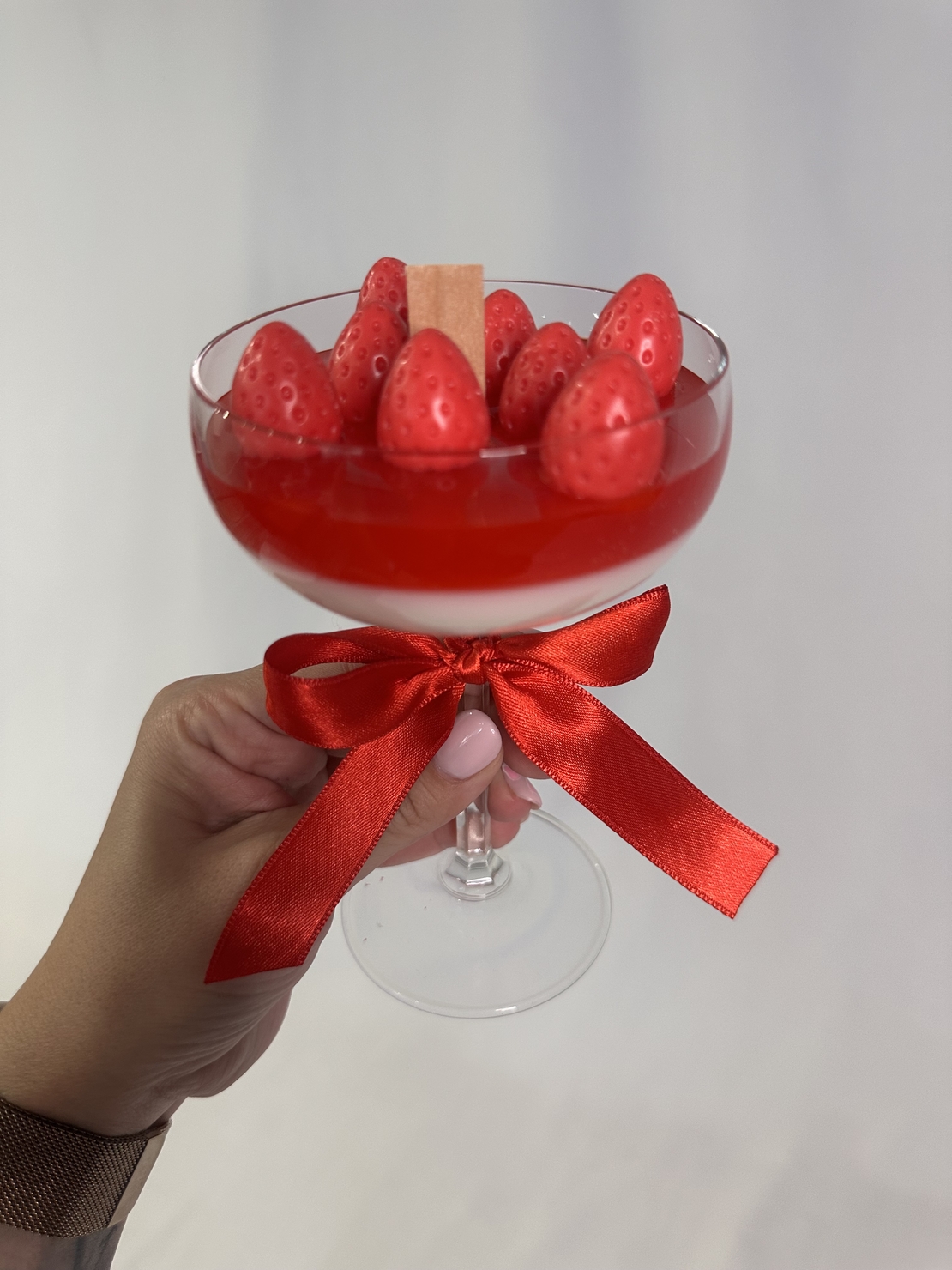 Соева свещ в чаша с ягоди