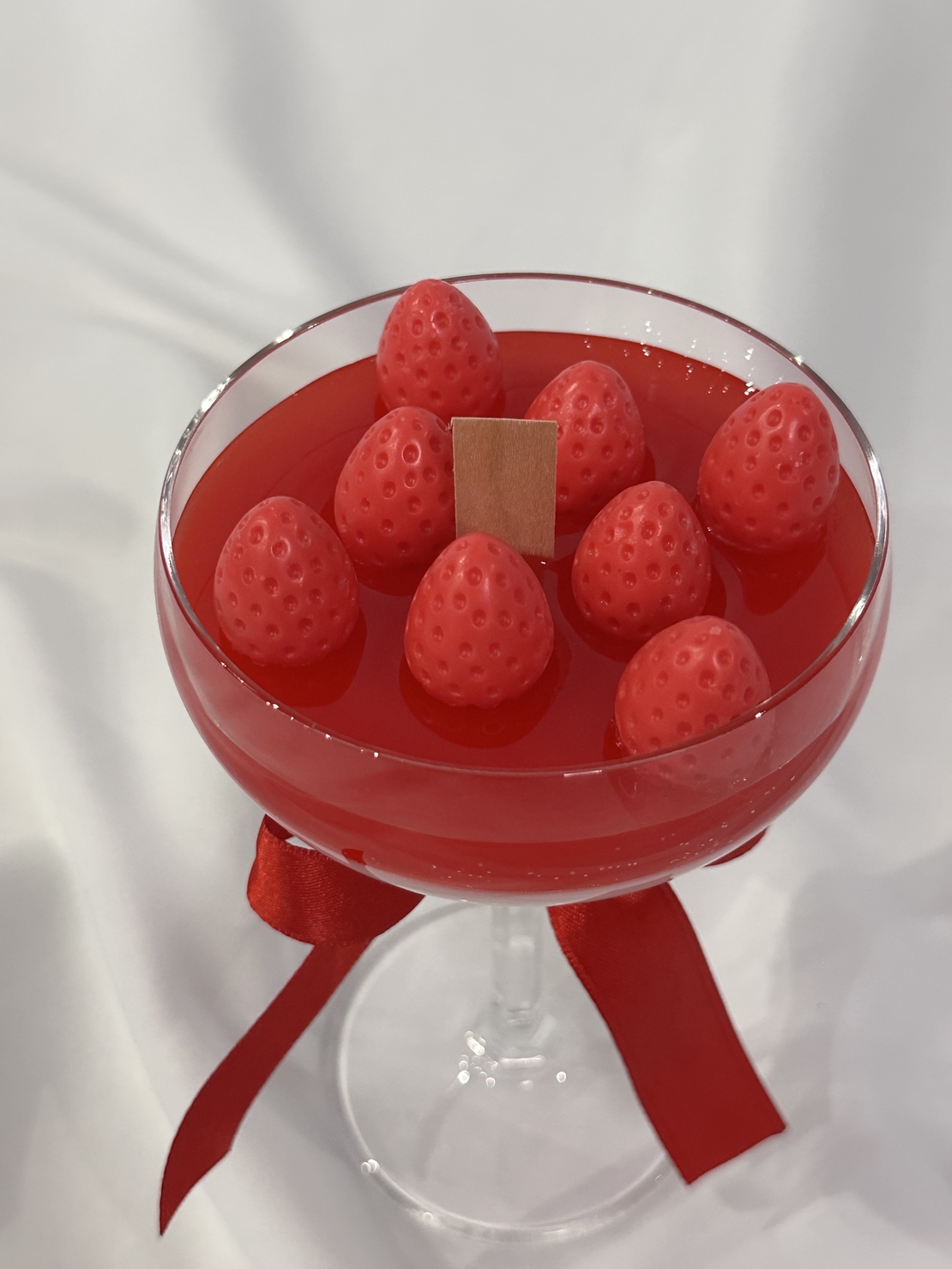 Соева свещ в чаша с ягоди