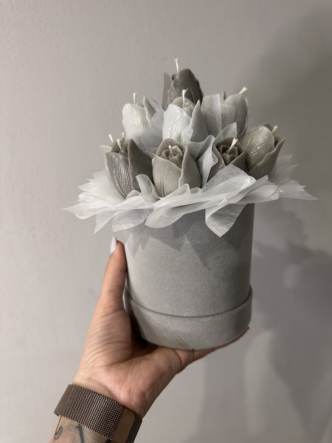 Соеви свещи в кутия в сиво и бяло