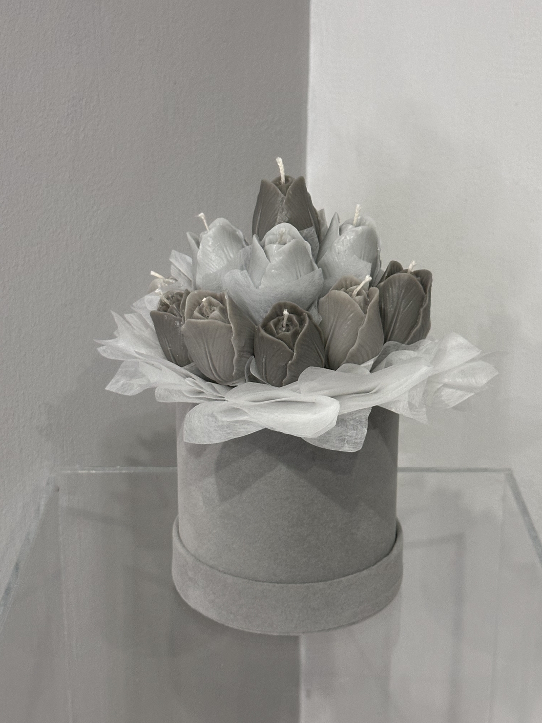 Соеви свещи в кутия в сиво и бяло